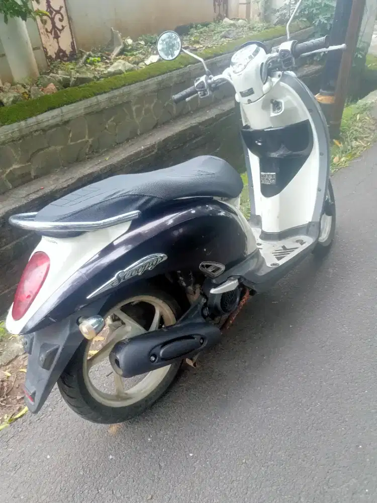 Scoopy 2011 Lengkap: stnk+bpkb+faktur ada. pjak mti