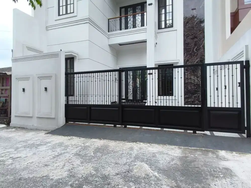 Dijual Cepat Rumah Utara Kampus UGM, Berkonsep Moderen Klasik, Dengan 5 Kamar Tidur