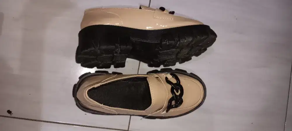 Menjual sepatu docmart wanita import