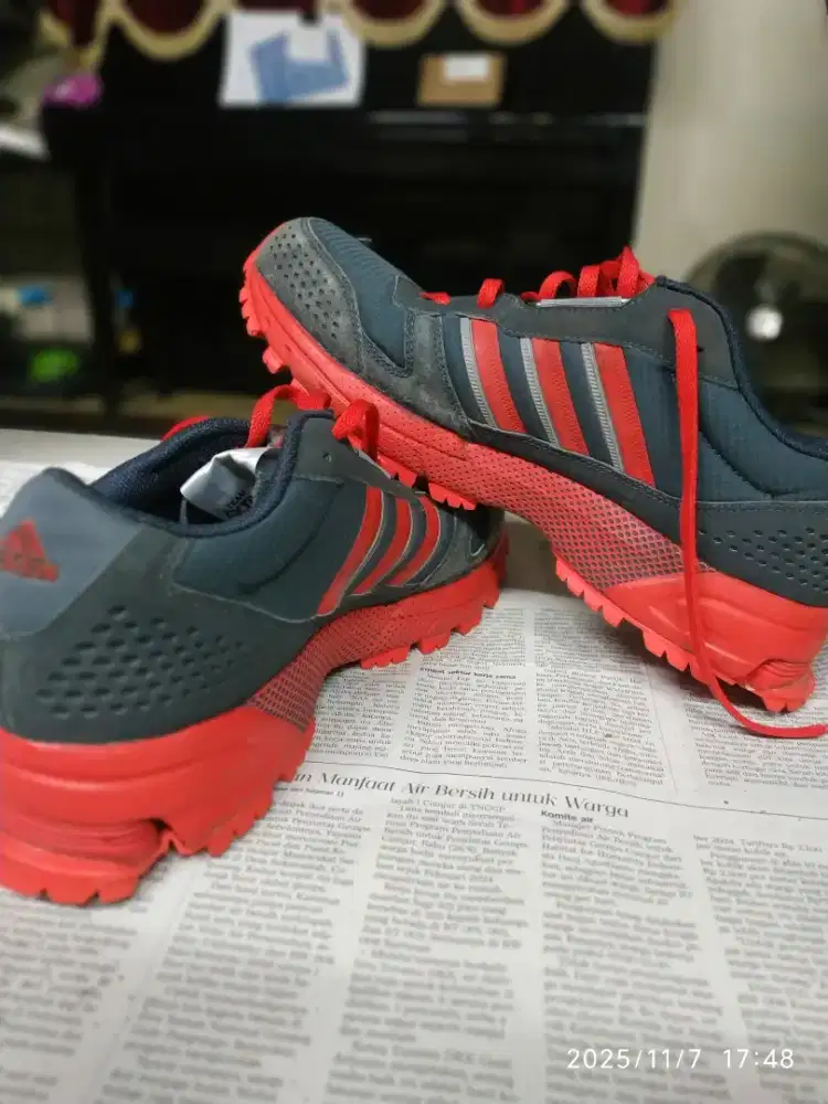 Sepatu Adidas Men's Marathon 10M Merah Abu ORI Uk 42 Kondisi MANTAP