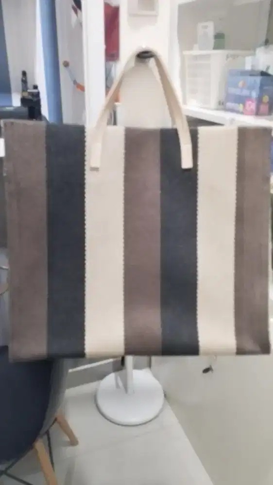 NGURANGIN ISI LEMARI , JUAL TAS MURAH