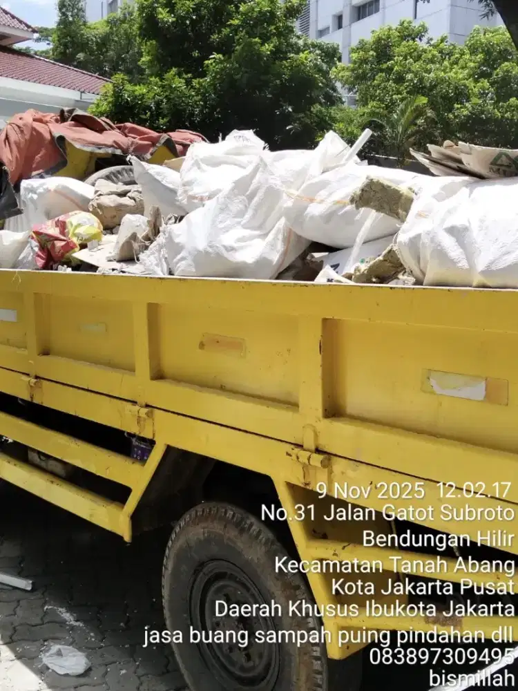 Jasa buang puing dan tanah