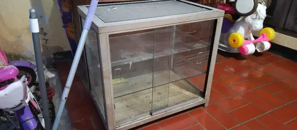 Etalase kaca alumunium