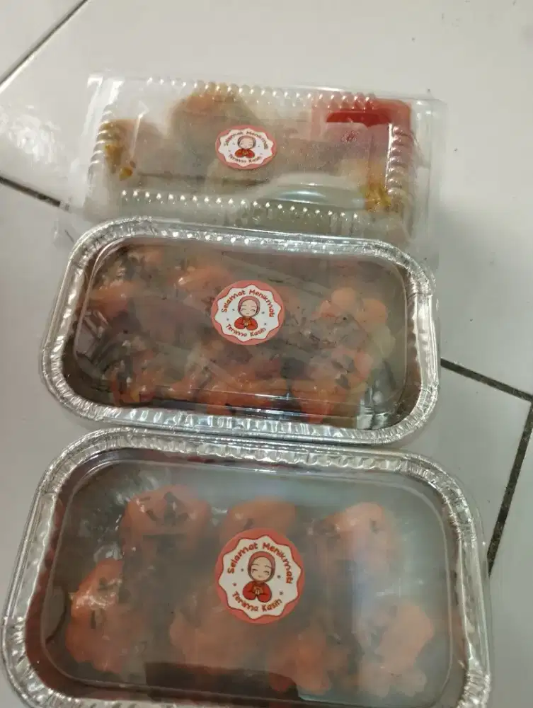 Aneka jualan desert dan lauk