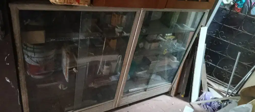 Etalase kaca alumunium