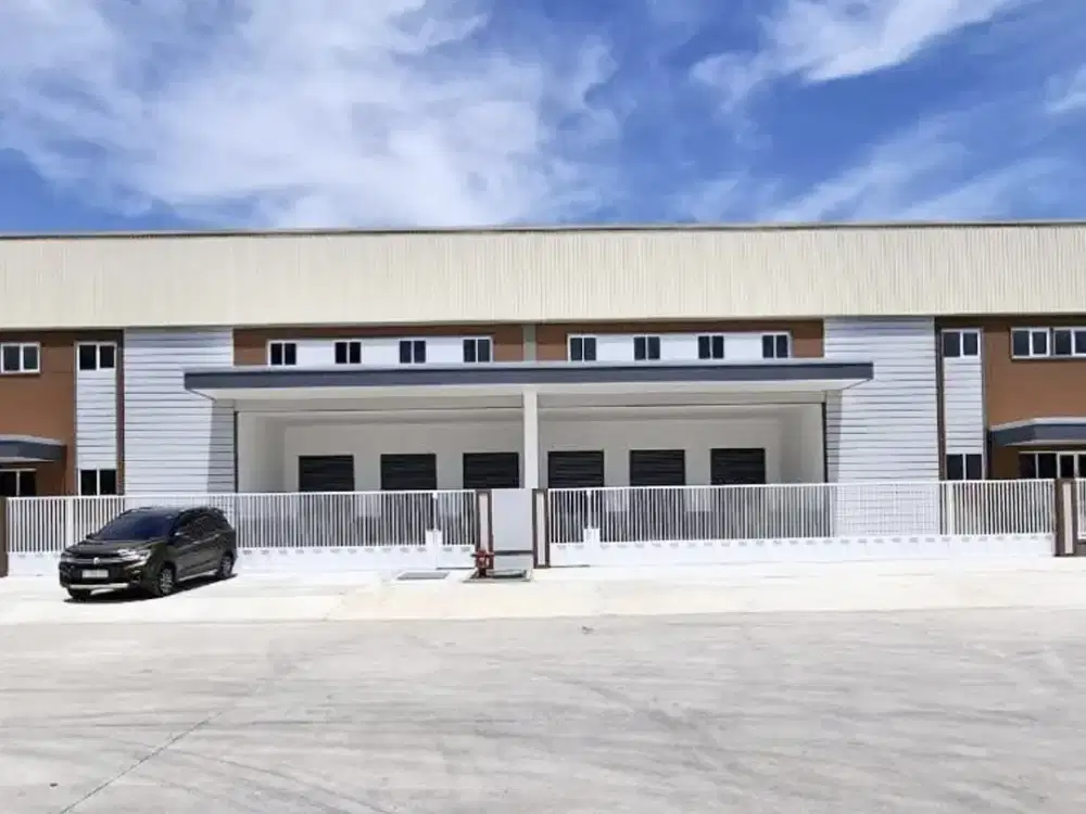 Di sewa gudang / pabrik bangunan baru luas tanah 3.860 m2 bangunan 3.000 m2 ada office lantai 2 as tengah 12 meter di dalam kawasan industri delta silicon cikarang