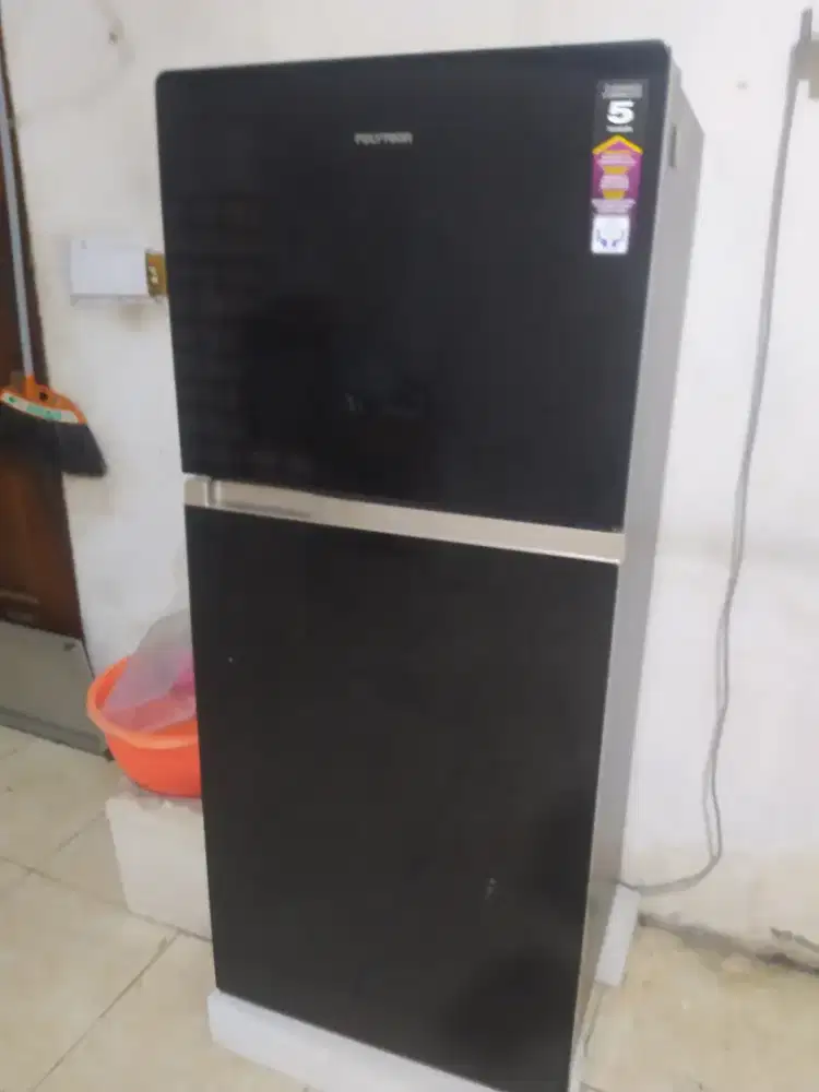Polytron kulkas 2 pintu masih 9 bulan pemakaian