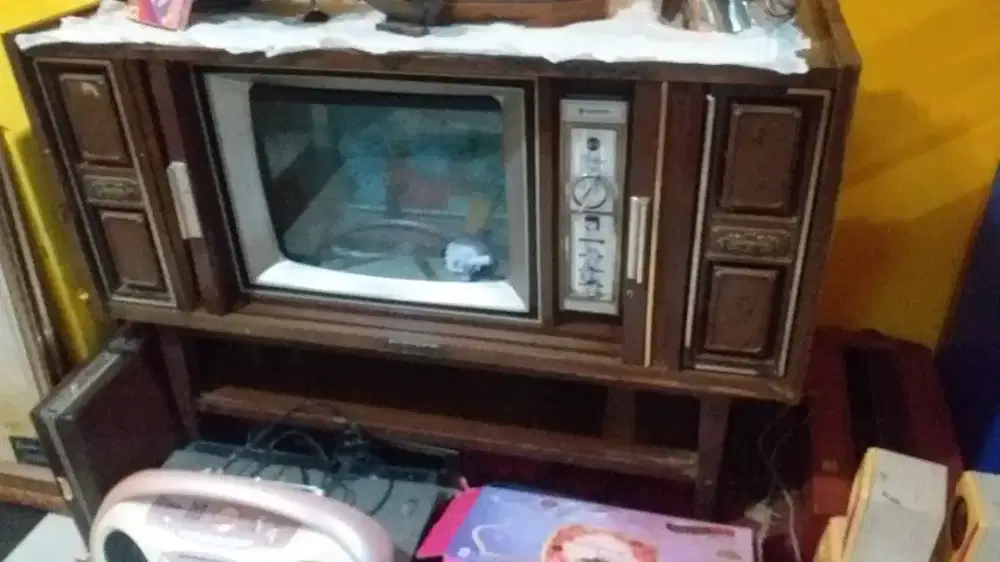 TV jadul kayu berkaki modif Aquarium