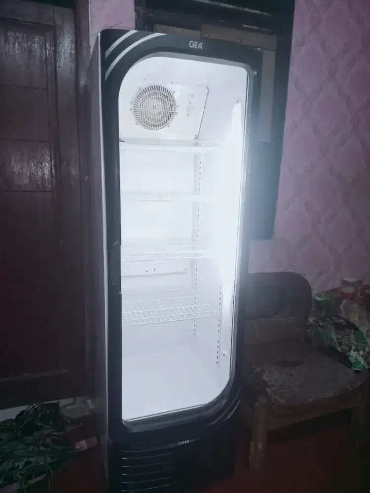 Di jual showcase pendingin minuman merk GEA 4 rak susun kondisi normal