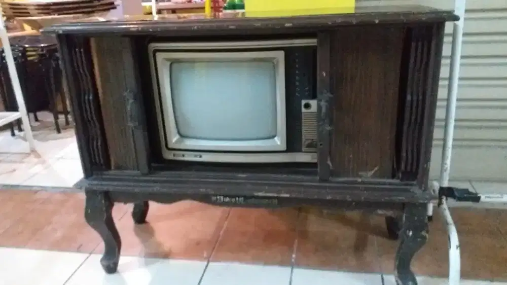Tv jadul kayu berkaki