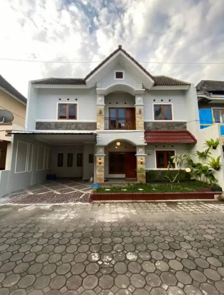 Disewakan rumah istimewa 2 lantai dalam perum Di Seturan