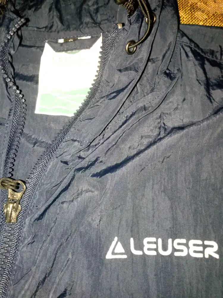 Leuser jaket parasut