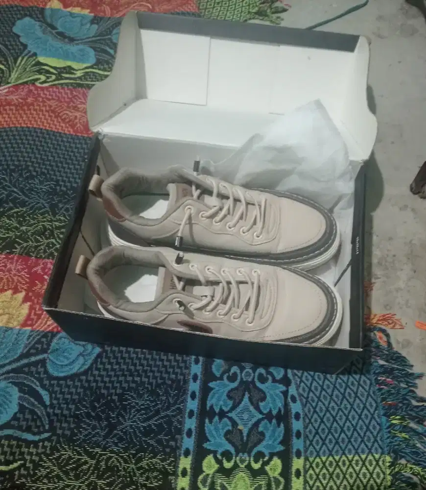 Sepatu casual merek fashion