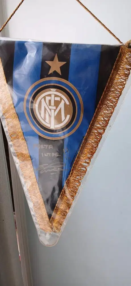 pennant / bendera club Inter Milan bertanda tangan Erik Tohir
