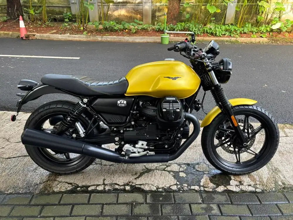 FS : Moto Guzzi V7 850 • year 2022
