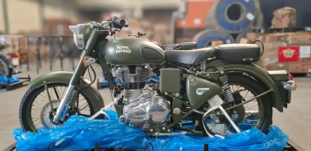 ROYAL ENFIELD CLASSIC 500 CC WARNA OLIVE GREEN DAN DESERT STROM