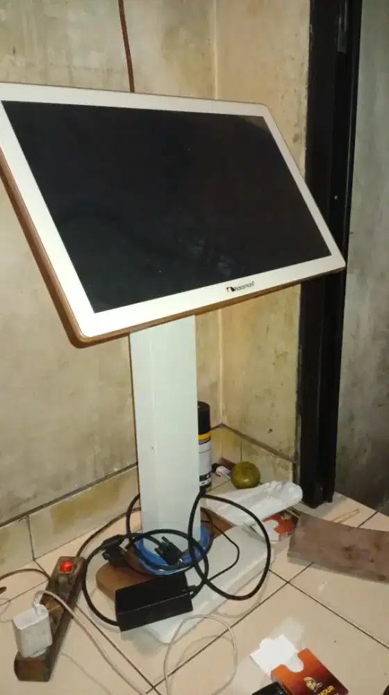 Monitor komputer 24 in