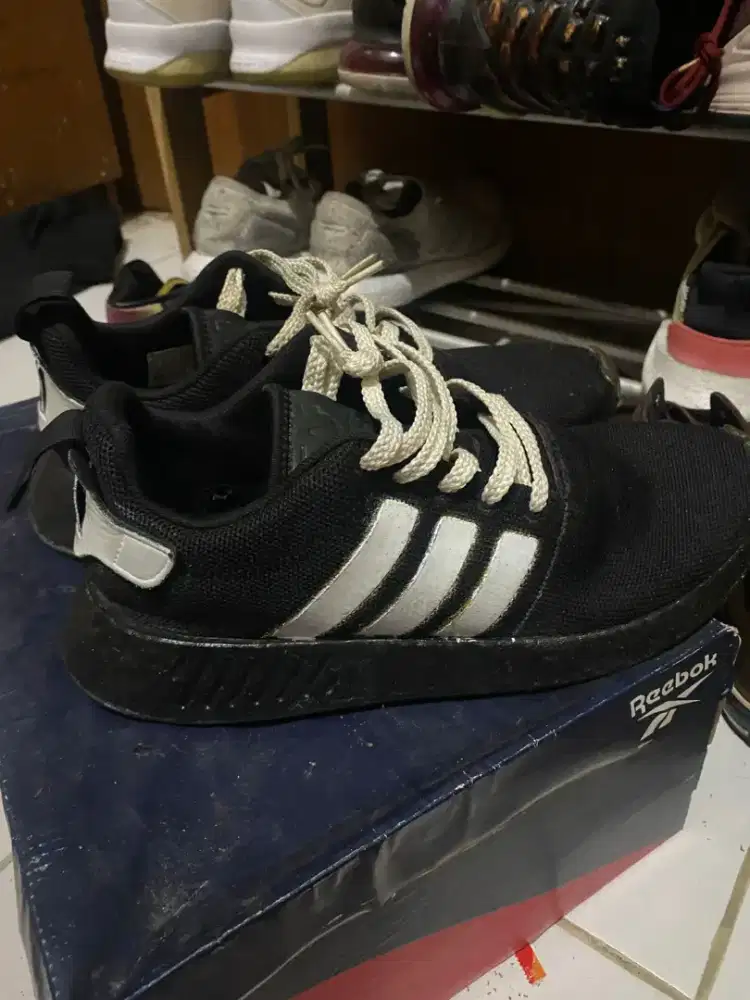 Sepatu adidas NMD r2 size 43.5 bekas