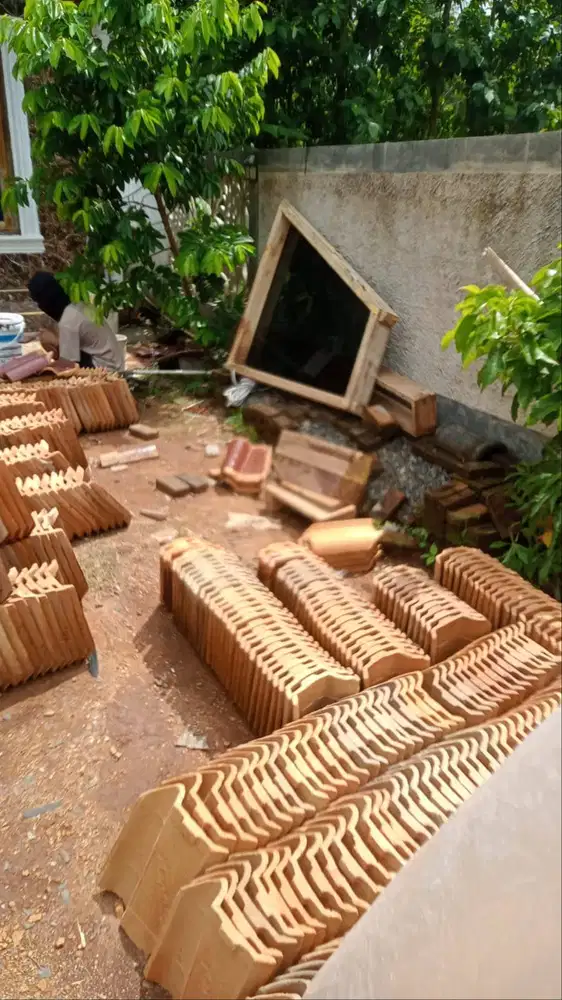 Dijual genteng sudah di cat, 1500 rupiah per pcs ada 3200 pcs