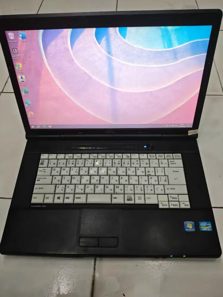 Laptop Fujitsu i5 gen 3. Ram 8 gb, SSD 128 new, battery new