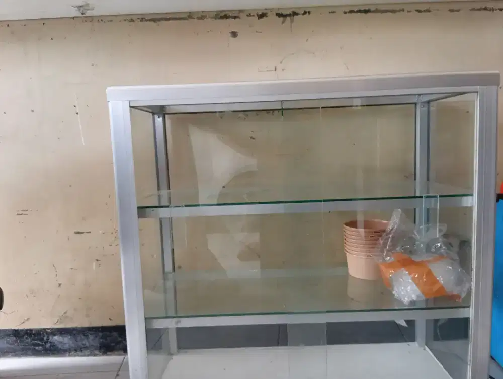 Etalase Kaca 3 Tingkat