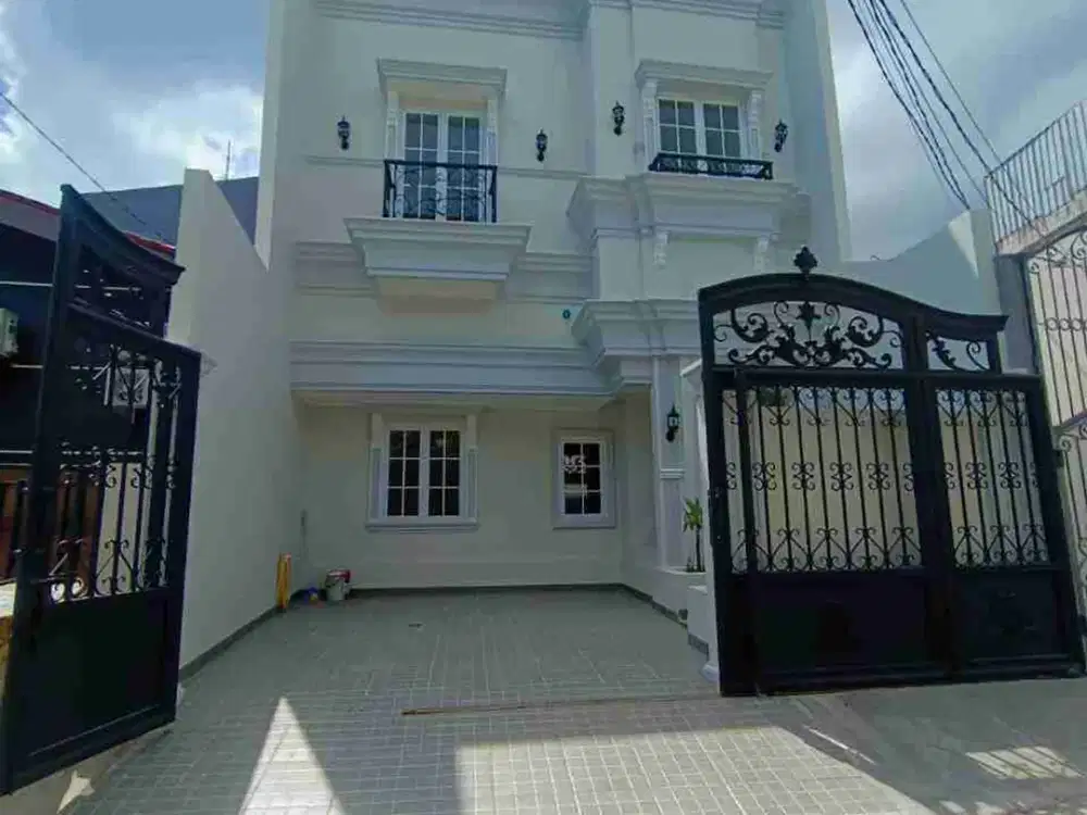 Rumah 2 lantai disain american classic di Joglo Jakarta Barat