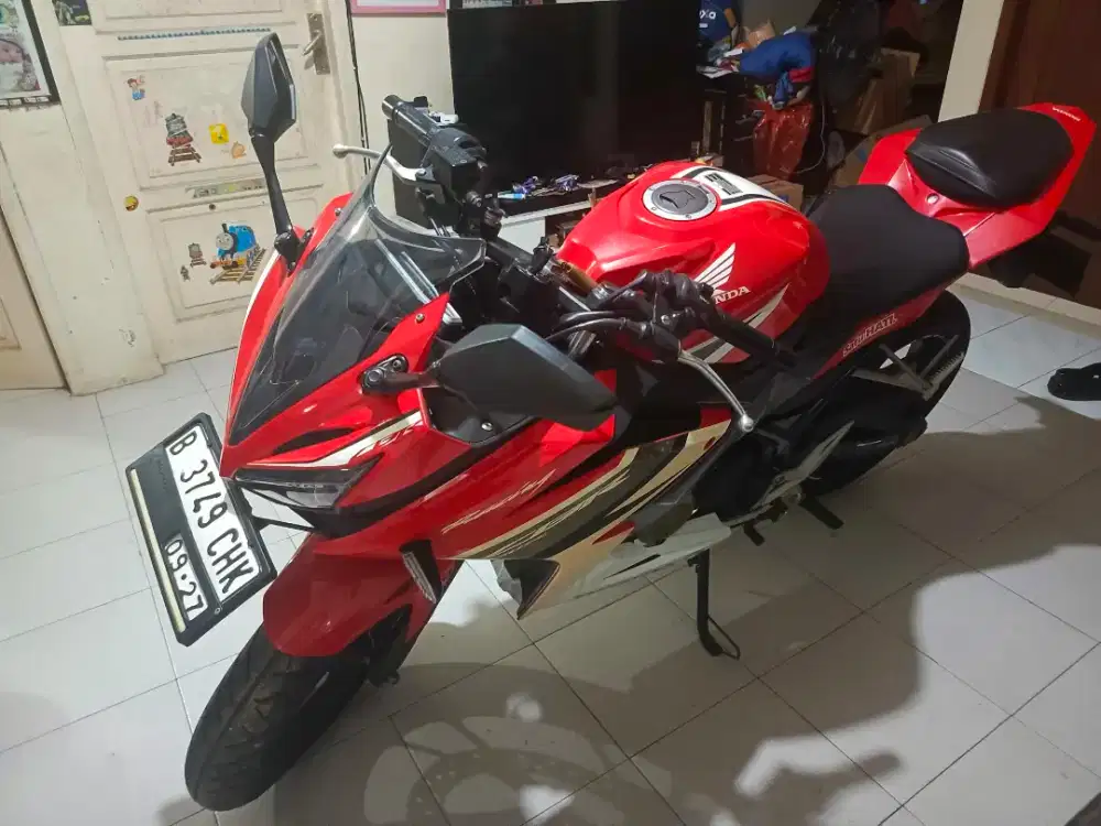 Honda CBR 150R 2017, kilometer 3000 (penggemar & motor orisinil)