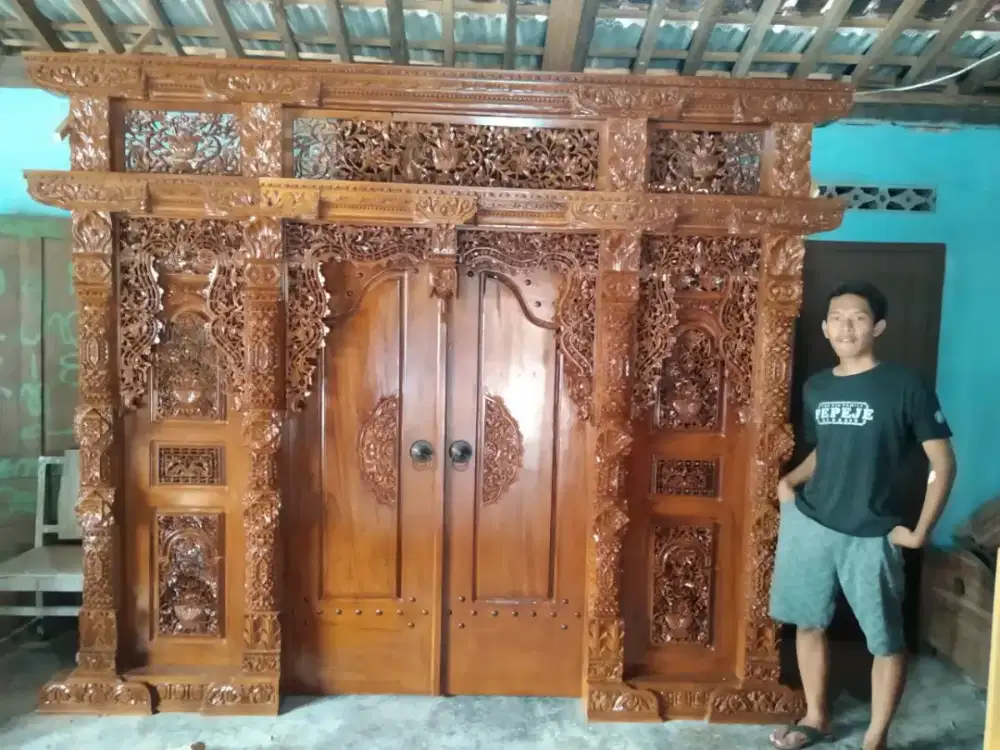 Pintu gebyok utama jati