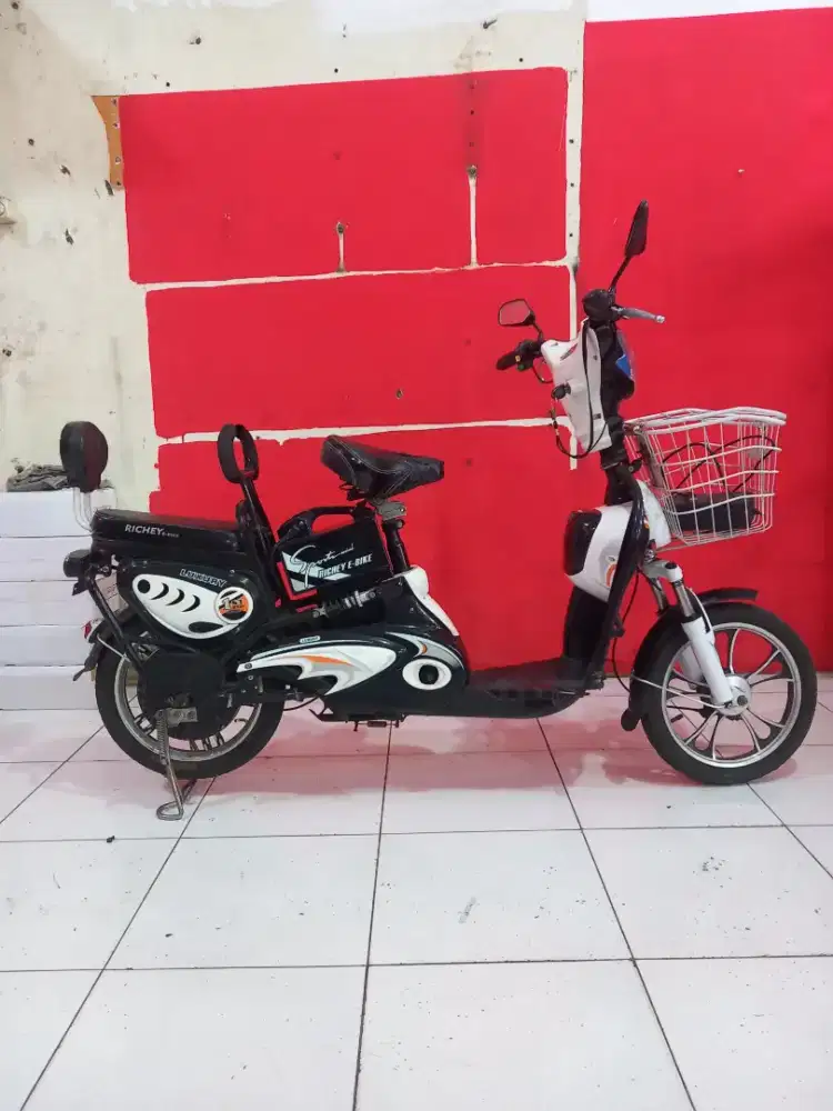 Sepeda listrik jadul Rivhey