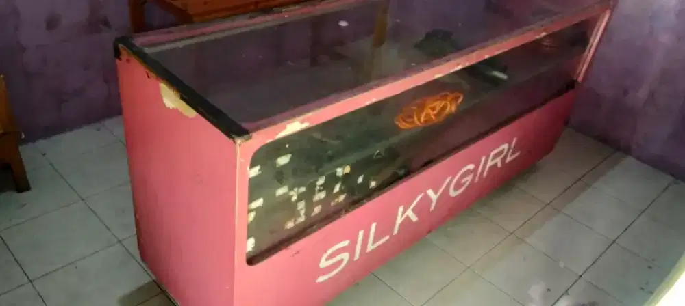 Jual etalase bekas bahan papan jualan kosmetik kaki roda