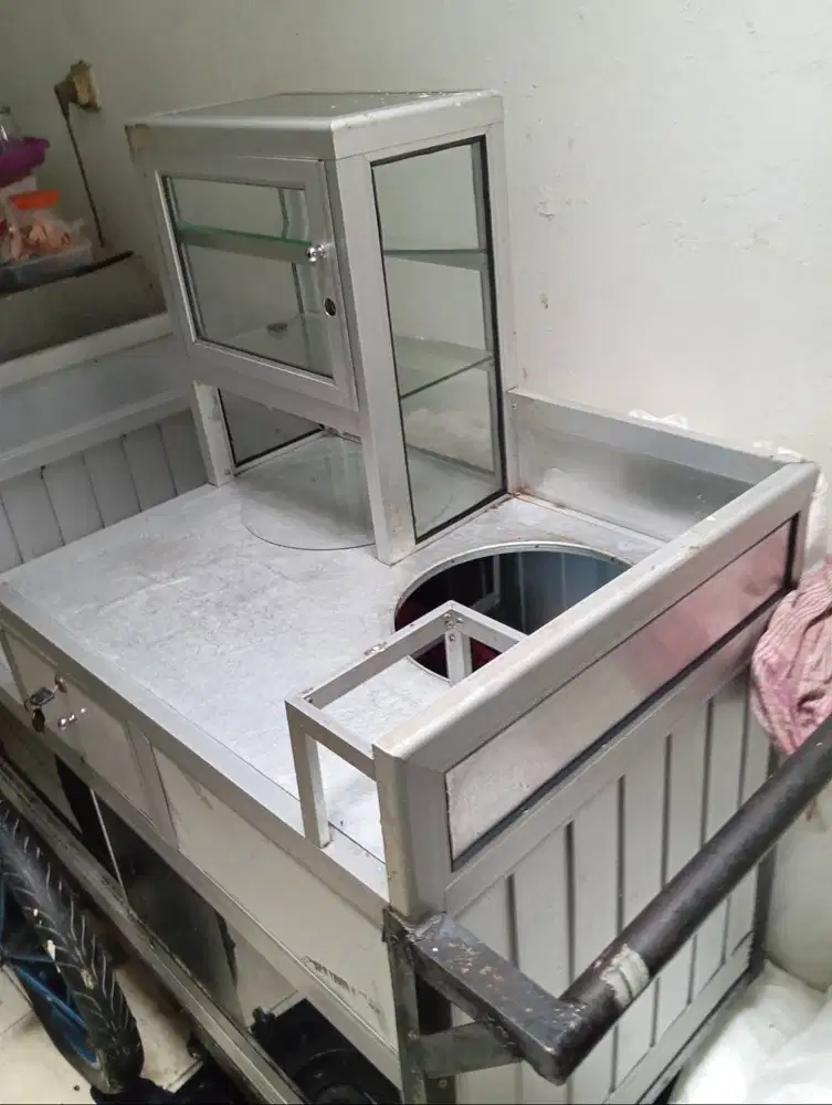 Rombong Bekas Pentol Bakar