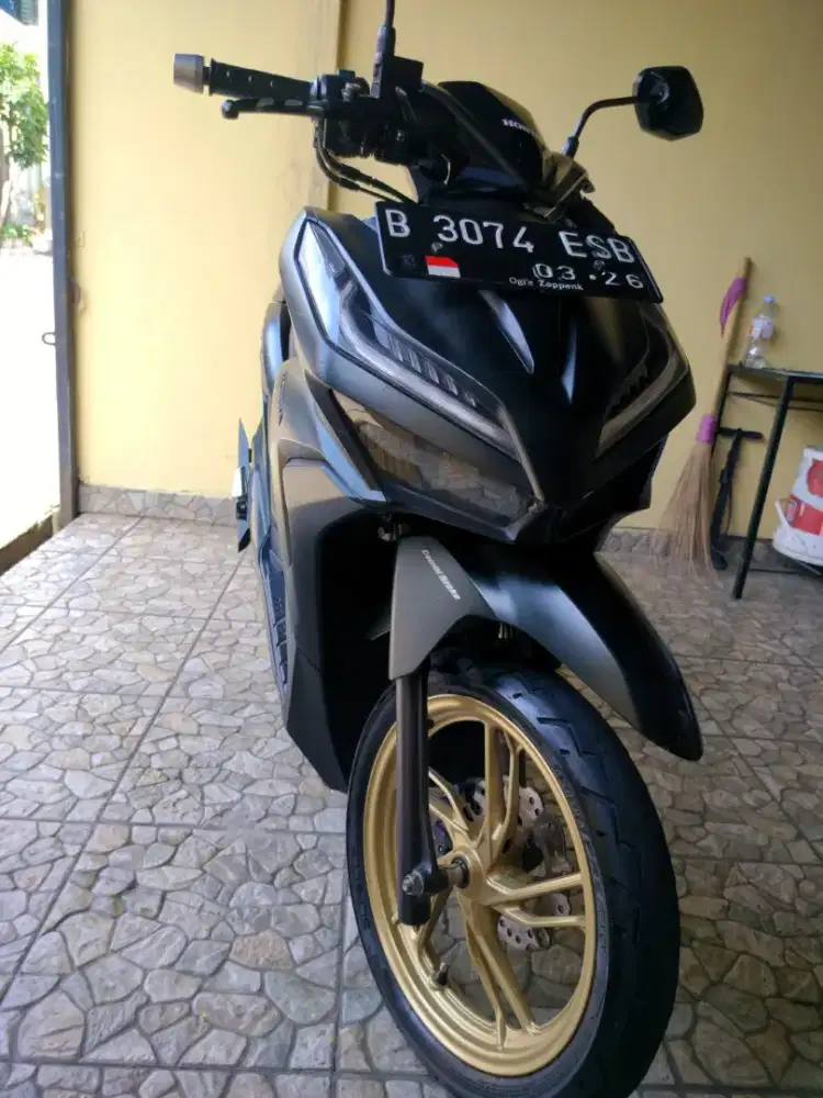 Vario LED 150 Black doff velg Gold 2021
