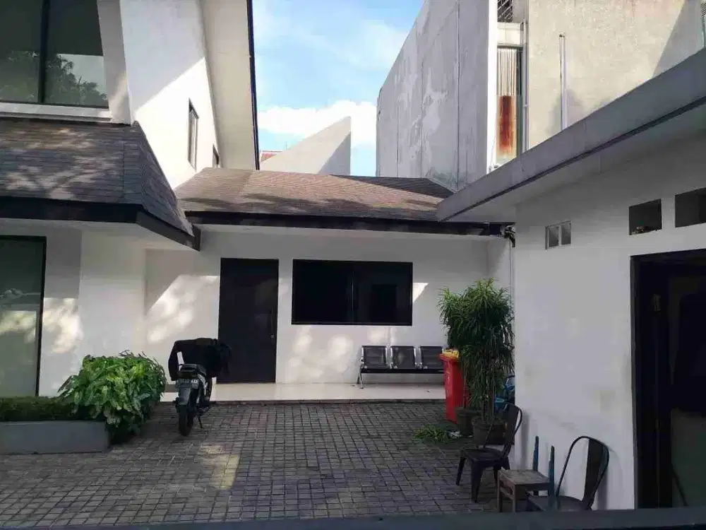 DISEWAKAN RUMAH DI AREA PREMIUM PAKUBUWONO
Jakarta Selatan.