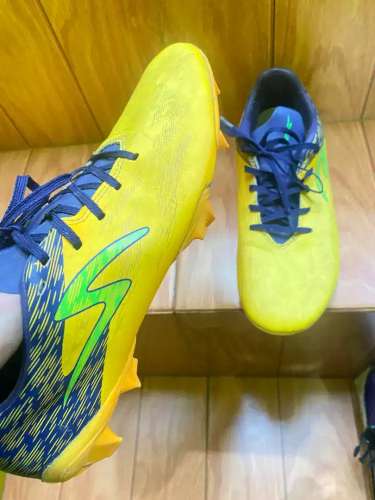 Di jual sepatu bola