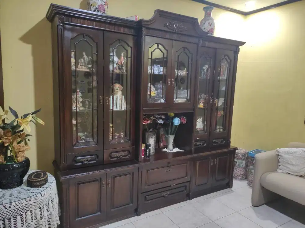 Lemari Pajangan Hias