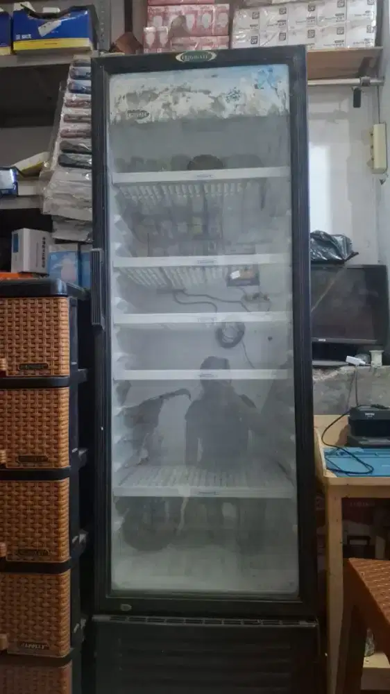 Jual kulkas buat naro minuman biar dingin dan jarang dipake pas beli