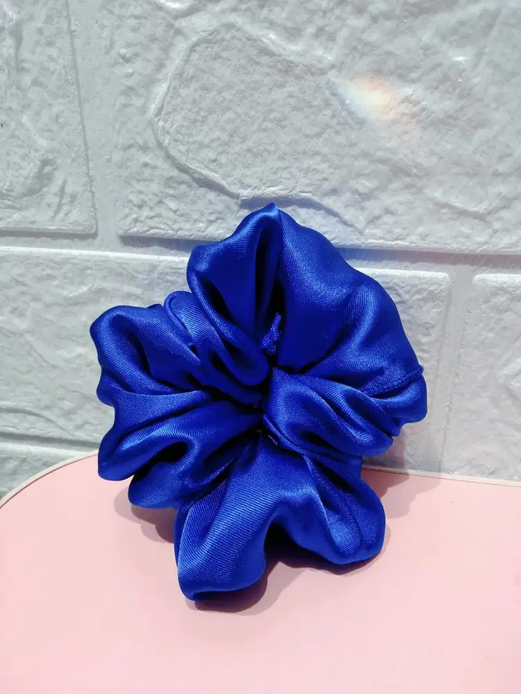 Scrunchie Satin Biru Elektrik