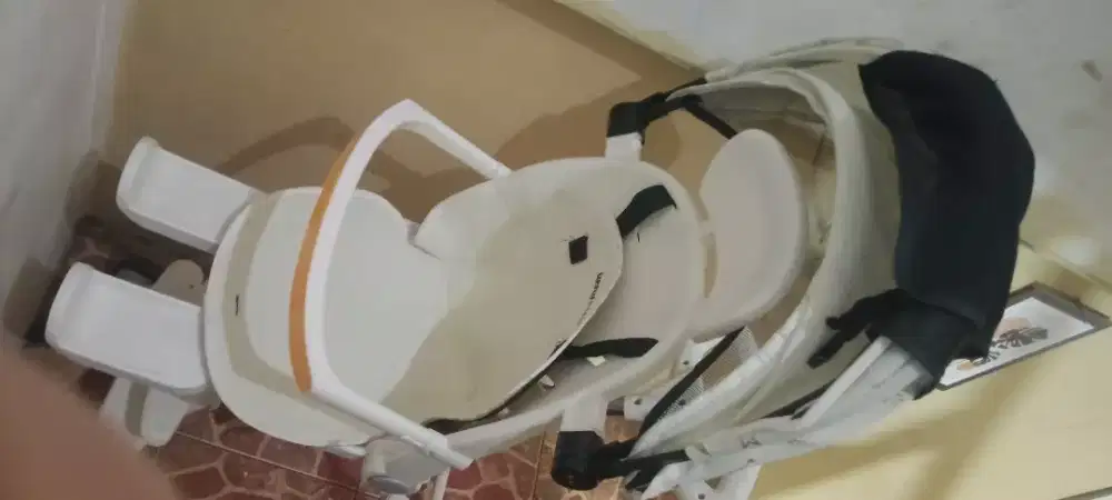 Stroller bayi warna putih