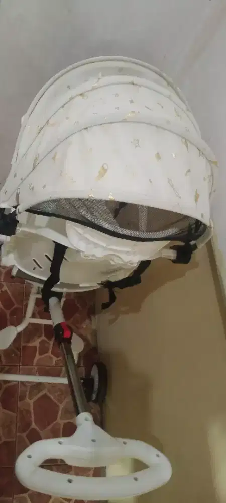 Stroller bayi warna putih