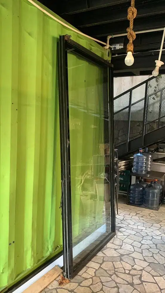 Pintu kaca bekas cafe