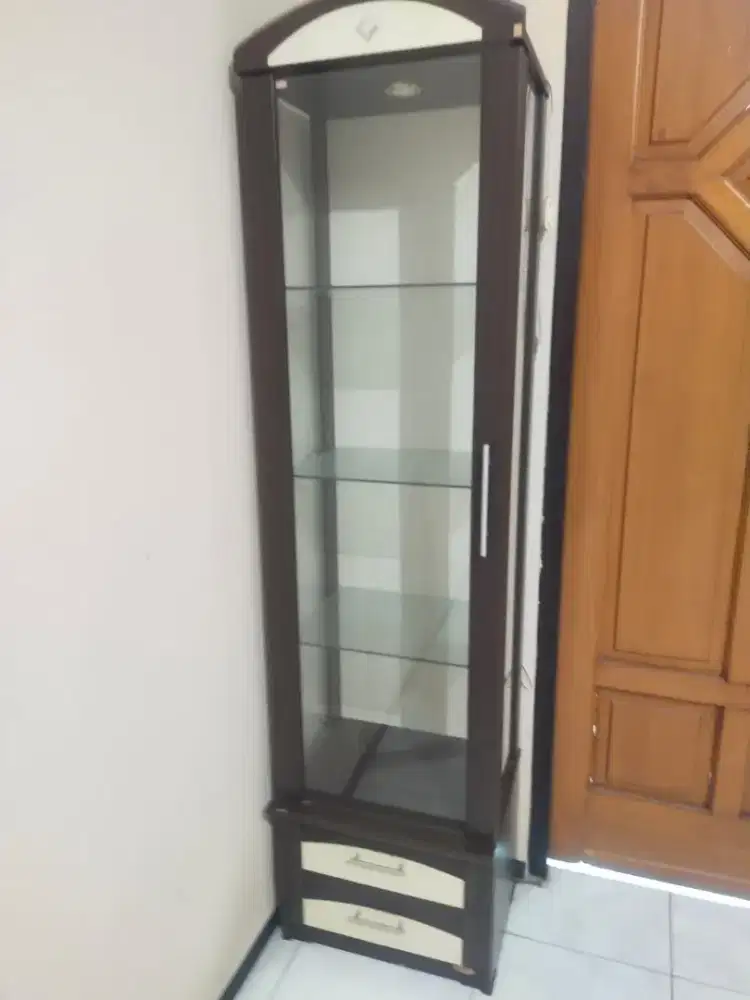 Lemari mainan / lemari etalase souvernir kondisi bekas bagus