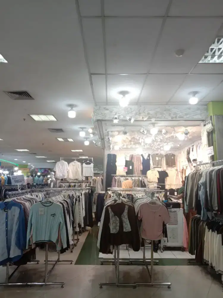 DI BUTUHKAN KARYAWATI/SPG TOKO di ITC, PASAR KAPASAN dan PGS