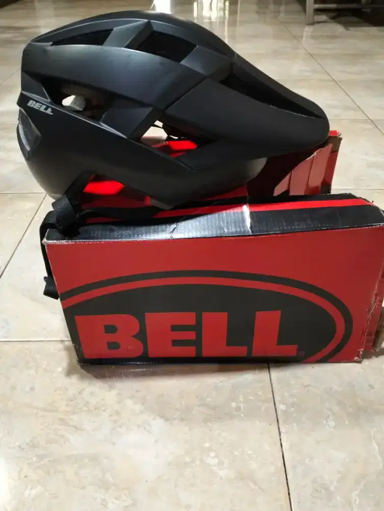 helm merek BELL
