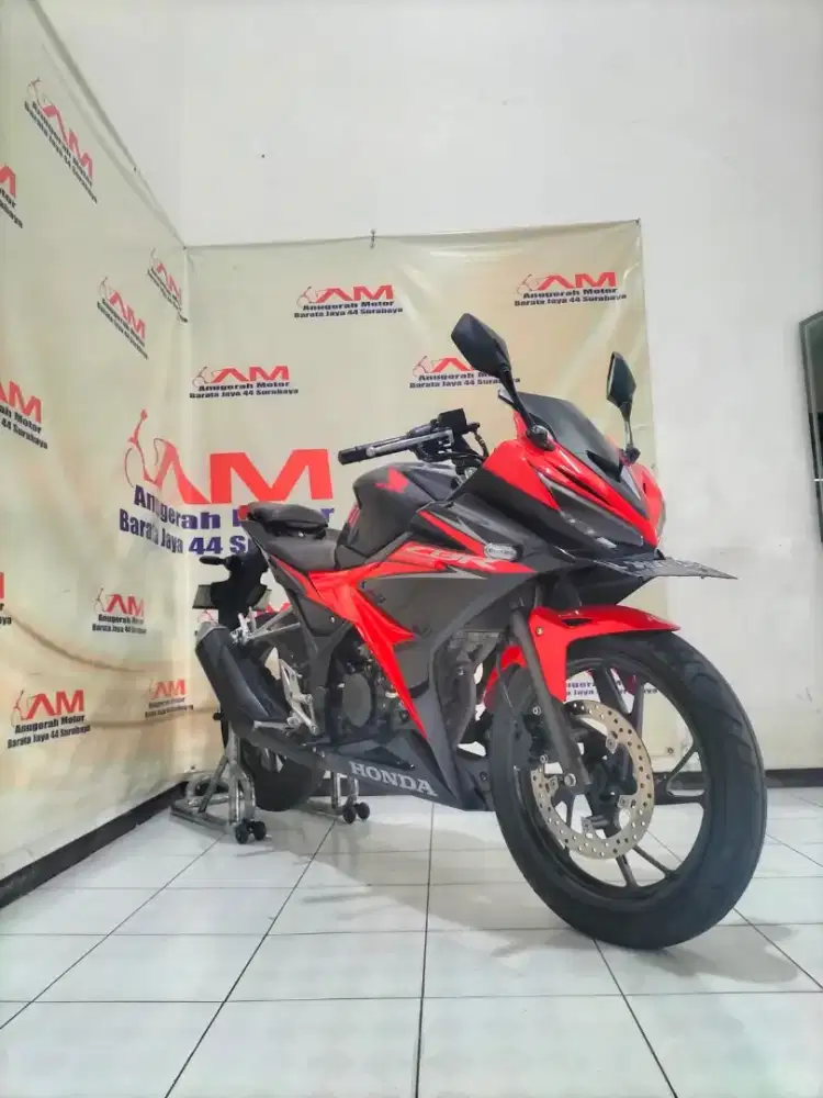 Honda CBR 150 hitam merah tahun 2018