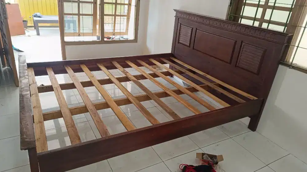 Dipan kayu jati atau tempat tidur ukuran 160x200