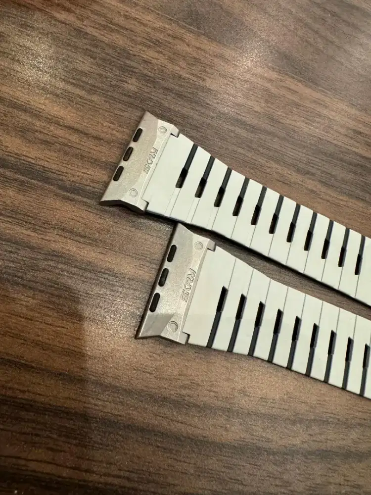 Skinarma gemini magnetic strap for aplle watch black white