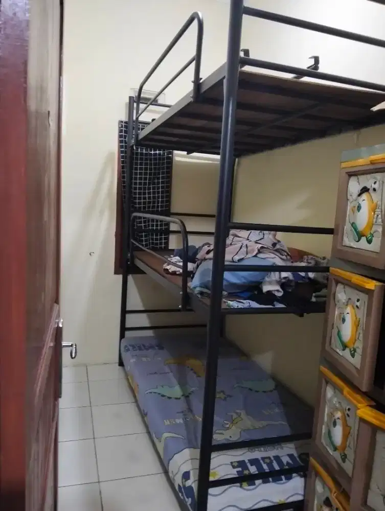 Ranjang Besi Tingkat 3 (Bekas)