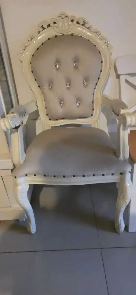 Kursi jati estetik classic buat pojokan cakep