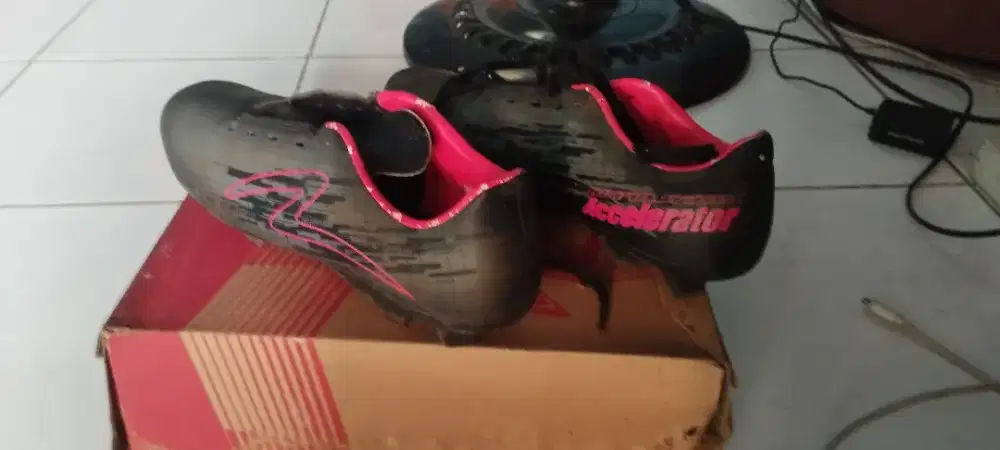 Sepatu bola Merk Specs Original, Nomor 42