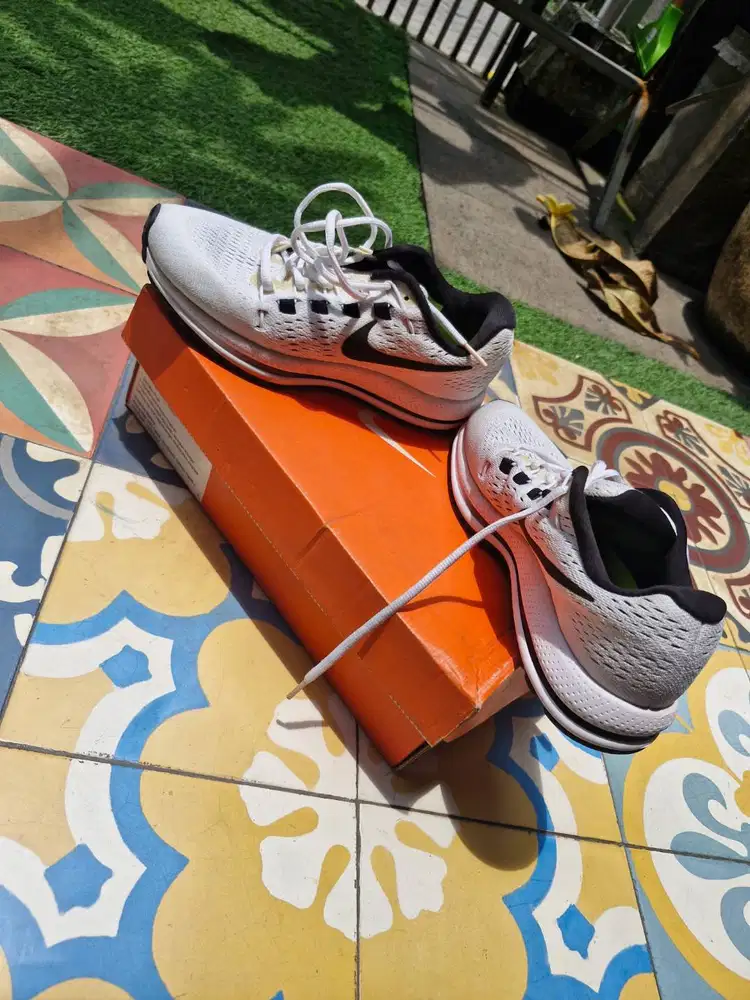 Sepatu Lari Nike Wmns Air Zoom Vomero 12 White